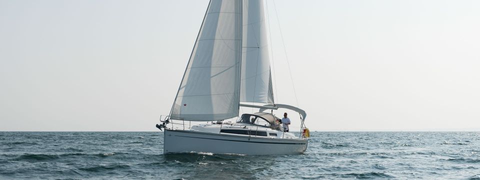 Bavaria cruiser 33 unter Segeln (Die Bavaria cruiser 33 in der Ostsee haben keine Biminis)