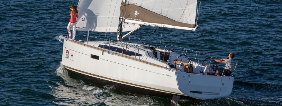 Werftaufnahme einer Sun Odyssey 349-2 (Insula Solis hat einen folierten Rumpf und eine Sprayhood)